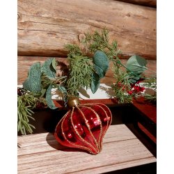 NYDELIG JULERD GLASSKULE MED GULLDEKOR, 8 CM