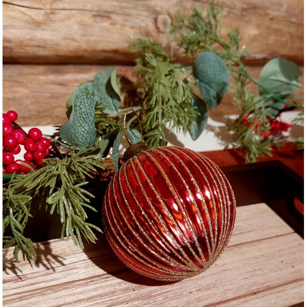 NYDELIG JULERD GLASSKULE MED GULLDEKOR, 8 CM