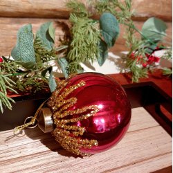 NYDELIG JULERD GLASSKULE MED GULLDEKOR, 8 CM