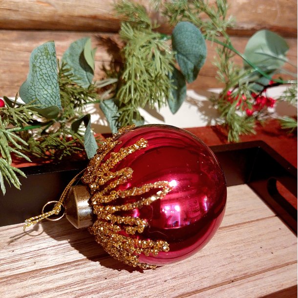 NYDELIG JULERD GLASSKULE MED GULLDEKOR, 8 CM