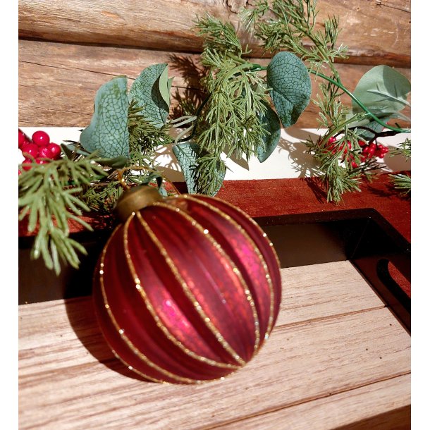 NYDELIG JULERD GLASSKULE MED GULLDEKOR, 8 CM