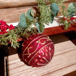 NYDELIG JULERD GLASSKULE MED GULLDEKOR, 8 CM