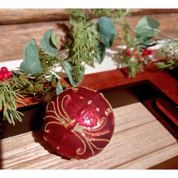 NYDELIG JULERD GLASSKULE MED GULLDEKOR, 8 CM