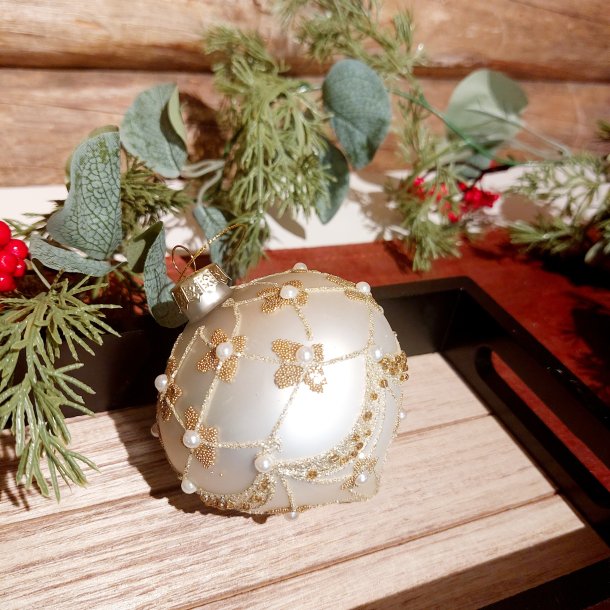 NYDELIG HVIT GLASSKULE MED GULLDEKOR, 8 CM