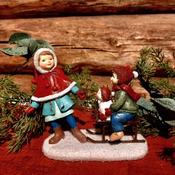 KOSELIG KERAMIKK FIGUR, BARN MED KJELKE, 16 CM