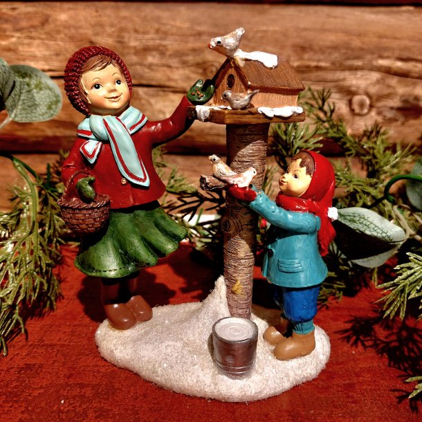 KOSELIG KERAMIKK FIGUR, BARN MED FUGLER, 16 CM