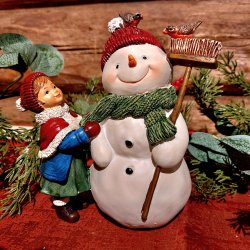 KOSELIG KERAMIKK FIGUR, BARN MED SNMANN, 16 CM