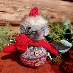 KOSELIG JULEMUS I STOFF MED RD LUE , H 13 CM