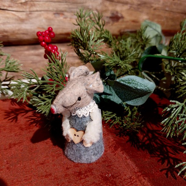 KOSELIG LITEN JULEMUS I STOFF, GR, H 8 CM