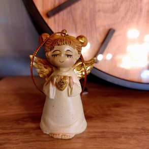 SKJNN LITEN ENGEL MED HJERTE, BEIGE M/GULL, H 6,5 CM