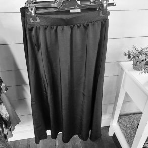 NYDELIG SATENG SKJ�RT, SVART