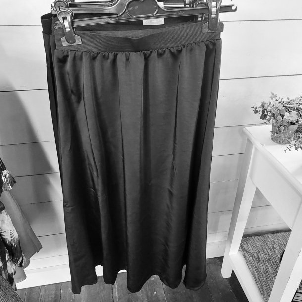 NYDELIG SATENG SKJ�RT, SVART