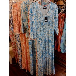 LEKKER KJOLE MED 3/4 ARM OG LOMMER, VISCOSE, LYS BL�