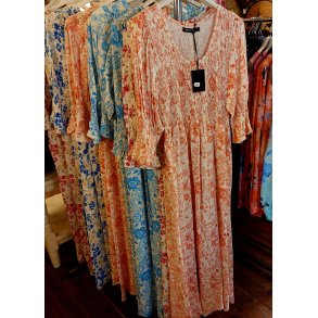 LEKKER KJOLE MED 3/4 ARM OG LOMMER, VISCOSE, KORALL