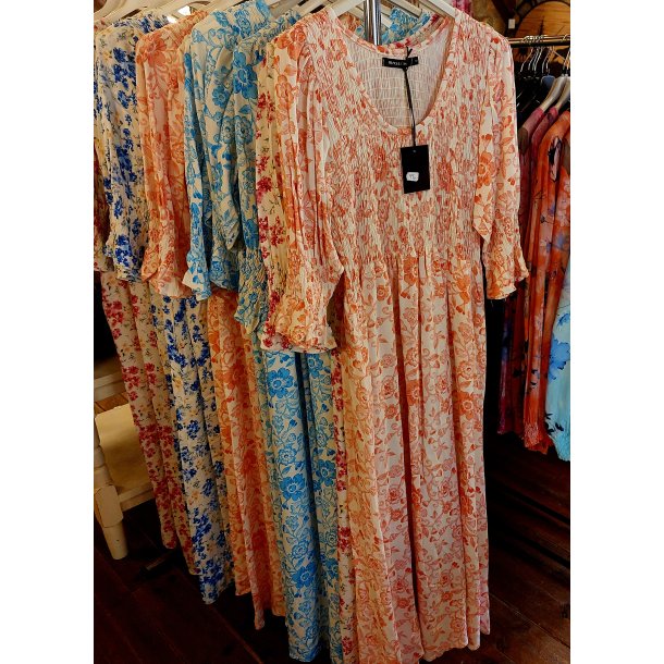 LEKKER KJOLE MED 3/4 ARM OG LOMMER, VISCOSE, KORALL