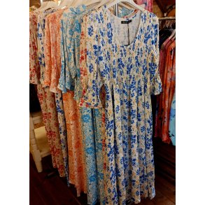 LEKKER KJOLE MED 3/4 ARM OG LOMMER, VISCOSE, BL�