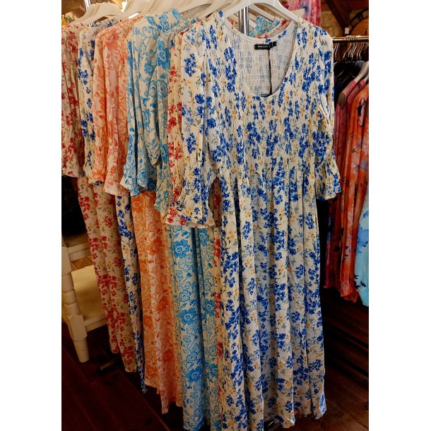 LEKKER KJOLE MED 3/4 ARM OG LOMMER, VISCOSE, BL�