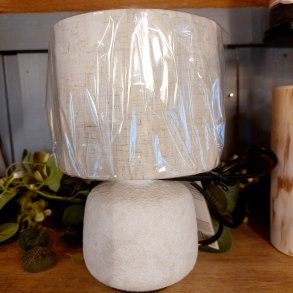 NYDELIG KERAMIKK LAMPE, OFFWHITE MED SKJERM, H 21,5 CM