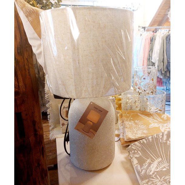 NYDELIG KERAMIKK LAMPE, OFFWHITE MED SKJERM, H 45,5CM