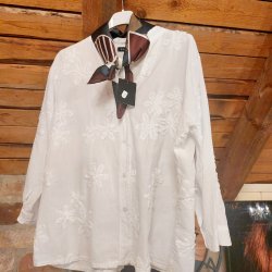 VAKKER BOMULLS BLUSE MED M�NSTER, HVIT