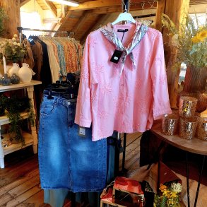 VAKKER BOMULLS BLUSE MED M�NSTER, ROSA