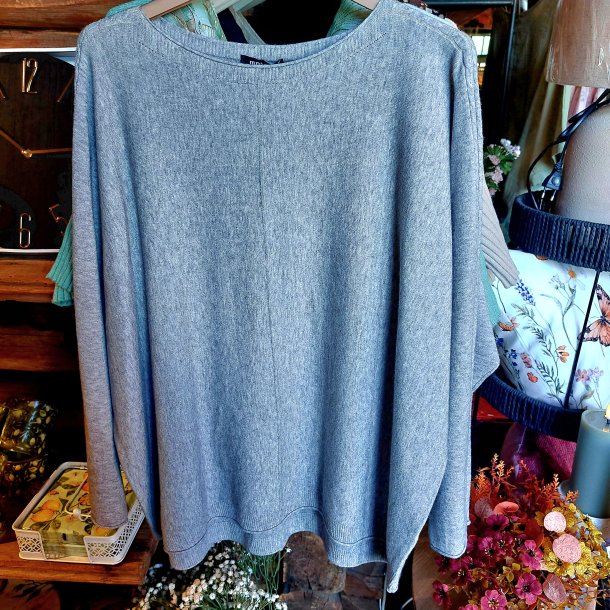 NYDELIG OG SUPERMYK ONE-SIZE GENSER MED FLETTEM�NSTER P� ERMET, VISCOSE BLANDING, LYS GR�