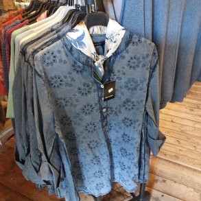 LEKKER ENSFARGET BOMULLS BLUSE MED M�NSTER, JEANSBL�