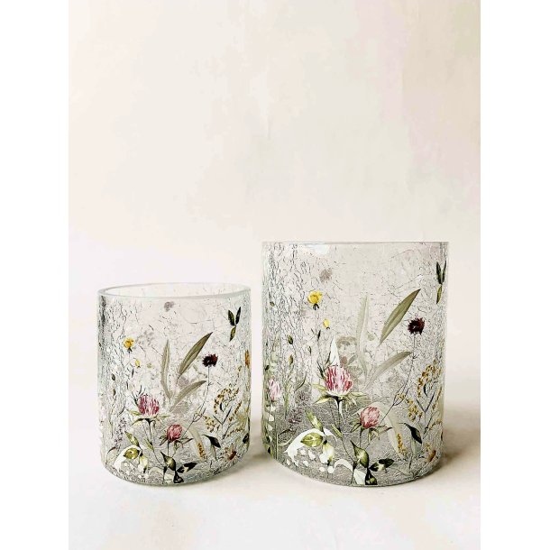 DET VAKRESTE LYSGLASS, KRAKELERT MED MARKBLOMSTER, 11,5 X 13 CM