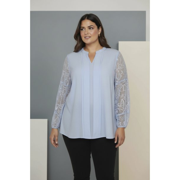 LEKKER BLUSE MED BLONDE ERMER, LYS BL�