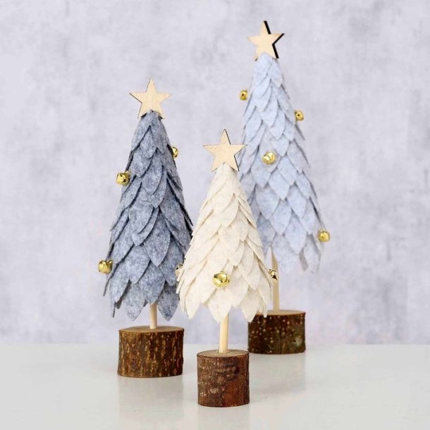 NYDELIG FILT TRE MED SM KULER OG STJERNE, MRK GR, H 21 CM