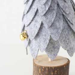 NYDELIG FILT TRE MED SM KULER OG STJERNE, MRK GR, H 21 CM