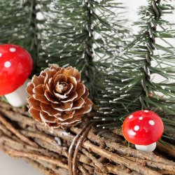 DEKORATIV "TREKUBBE" MED TRR OG SOPPER, 17 X 20 CM