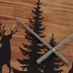 FANTASTISK KLOKKE I TRE OG METALL MED HJORTEMOTIV,  70 CM