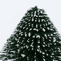 DEKORATIVT GRNT TRE MED SN, H 20 CM