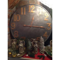 STOR OG TRENDY KLOKKE I SORT METALL MED GULLFARGEDE TALL, � 76 CM
