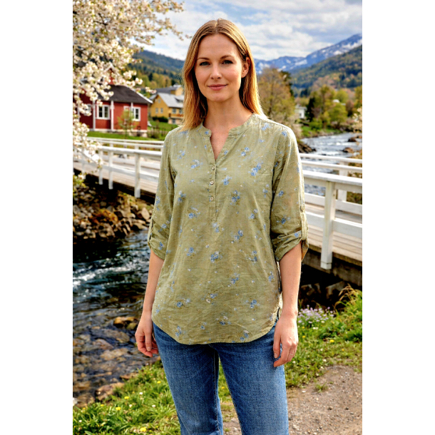 VAKKER BOMULLS BLUSE MED SM� BLOMSTER, GR�NN