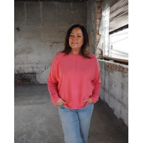 NYDELIG OG SUPERMYK ONE-SIZE GENSER MED FLETTEM�NSTER P� ERMET, VISCOSE BLANDING, KORALL