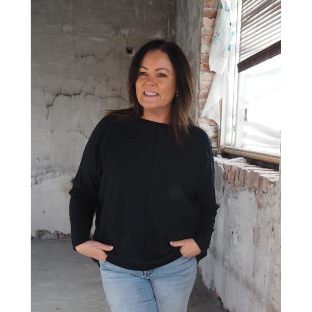 NYDELIG OG SUPERMYK ONE-SIZE GENSER MED FLETTEMNSTER P ERMET, VISCOSE BLANDING, MARINEBL