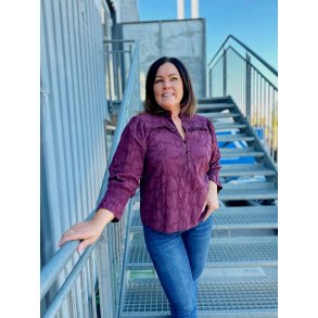 LEKKER BOMULLS BLUSE MED BLONDE, MRK BURGUNDER