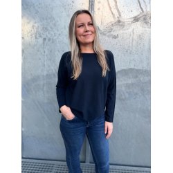 NYDELIG OG SUPERMYK ONE-SIZE GENSER MED FLETTEMNSTER P ERMET, VISCOSE BLANDING, MARINEBL