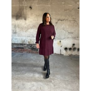 STILIG KJOLE I BABYCORD MED STRIKK BAK OG I SIDENE, BURGUNDER