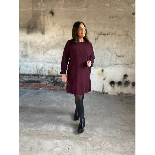 STILIG KJOLE I BABYCORD MED STRIKK BAK OG I SIDENE, BURGUNDER