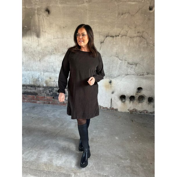 STILIG KJOLE I BABYCORD MED STRIKK BAK OG I SIDENE, BRUN