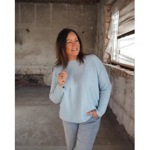 NYDELIG OG SUPERMYK ONE-SIZE GENSER MED FLETTEM�NSTER P� ERMET, VISCOSE BLANDING, LYS BL�