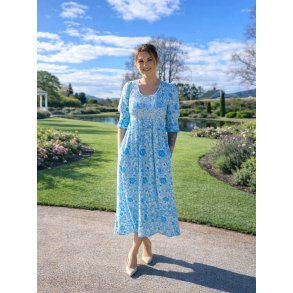 LEKKER KJOLE MED 3/4 ARM OG LOMMER, VISCOSE, LYS BL�