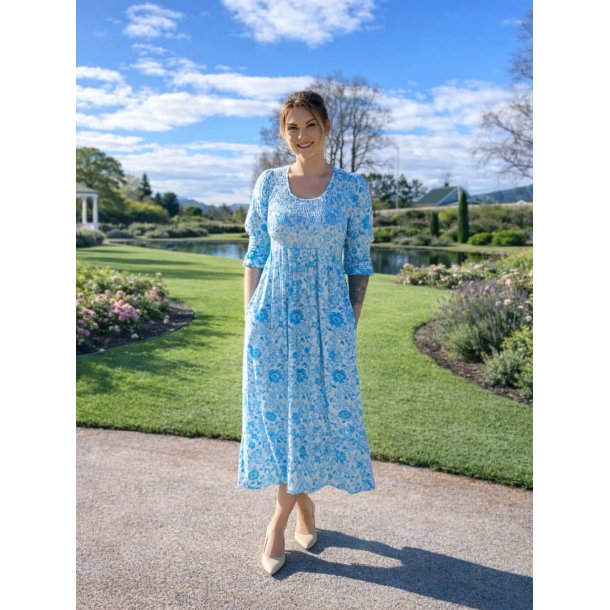 LEKKER KJOLE MED 3/4 ARM OG LOMMER, VISCOSE, LYS BL�