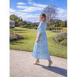 LEKKER KJOLE MED 3/4 ARM OG LOMMER, VISCOSE, LYS BL�