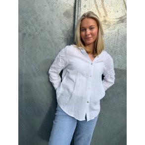 NYDELIG BOMULLS BLUSE MED BRODERI P� ERMET, HVIT