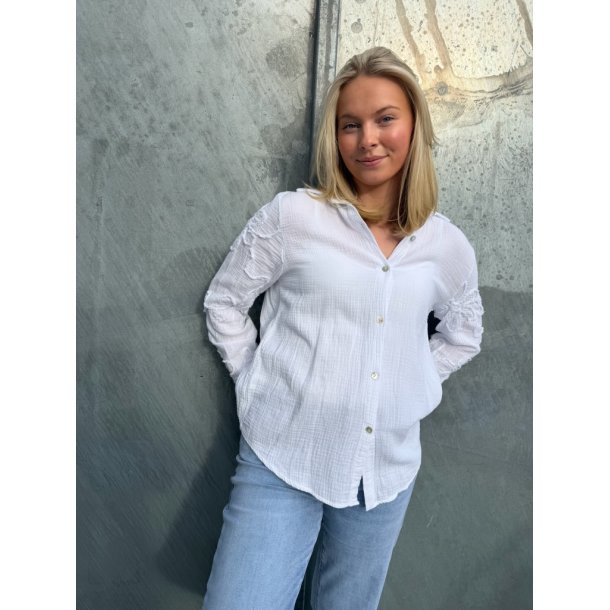 NYDELIG BOMULLS BLUSE MED BRODERI P� ERMET, HVIT