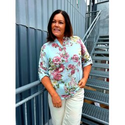 VAKKER BOMULLS BLUSE MED M�NSTER, LYS BL�